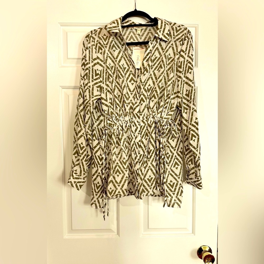 Long sleeve olive@ white color print,  bottoms up in front & adjustable.NWWT